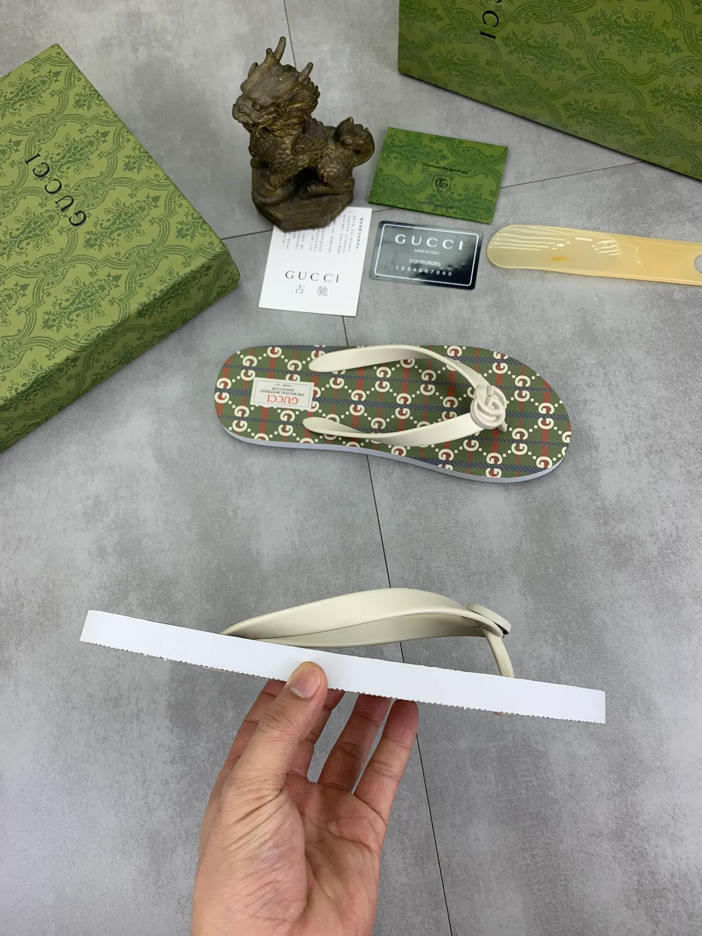 Men's men's shoes 💰P220💰【New style】🆘【GUCCI】Official website's popular Gucci adult couple 🧑‍🤝‍🧑 style, children's flip-flops are on sale at the counter simultaneously! Original fabric imported from Italy. Original bottom provided by the original factory. Size: Adult 36-45. Children’s size: 30-37. Multiple colors available.